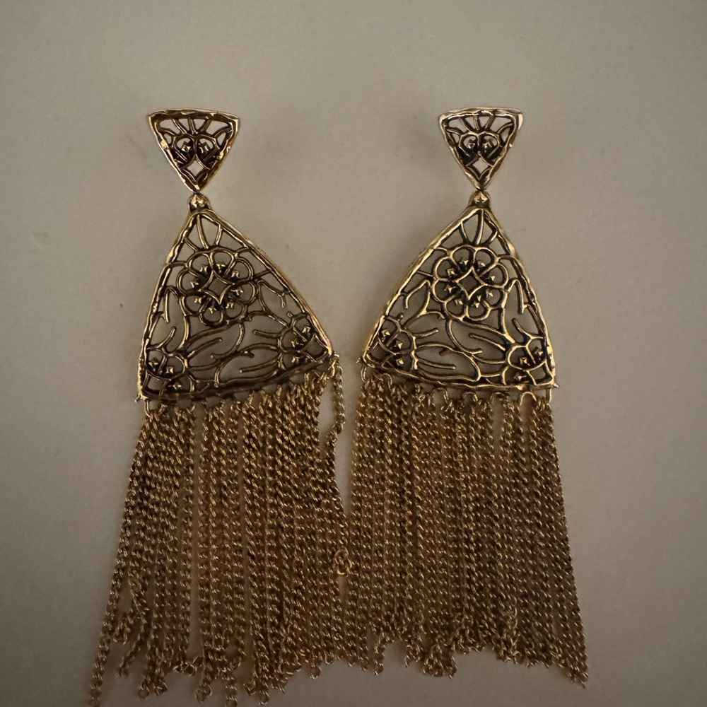 Chic Gold Filigree Dangle Earrings